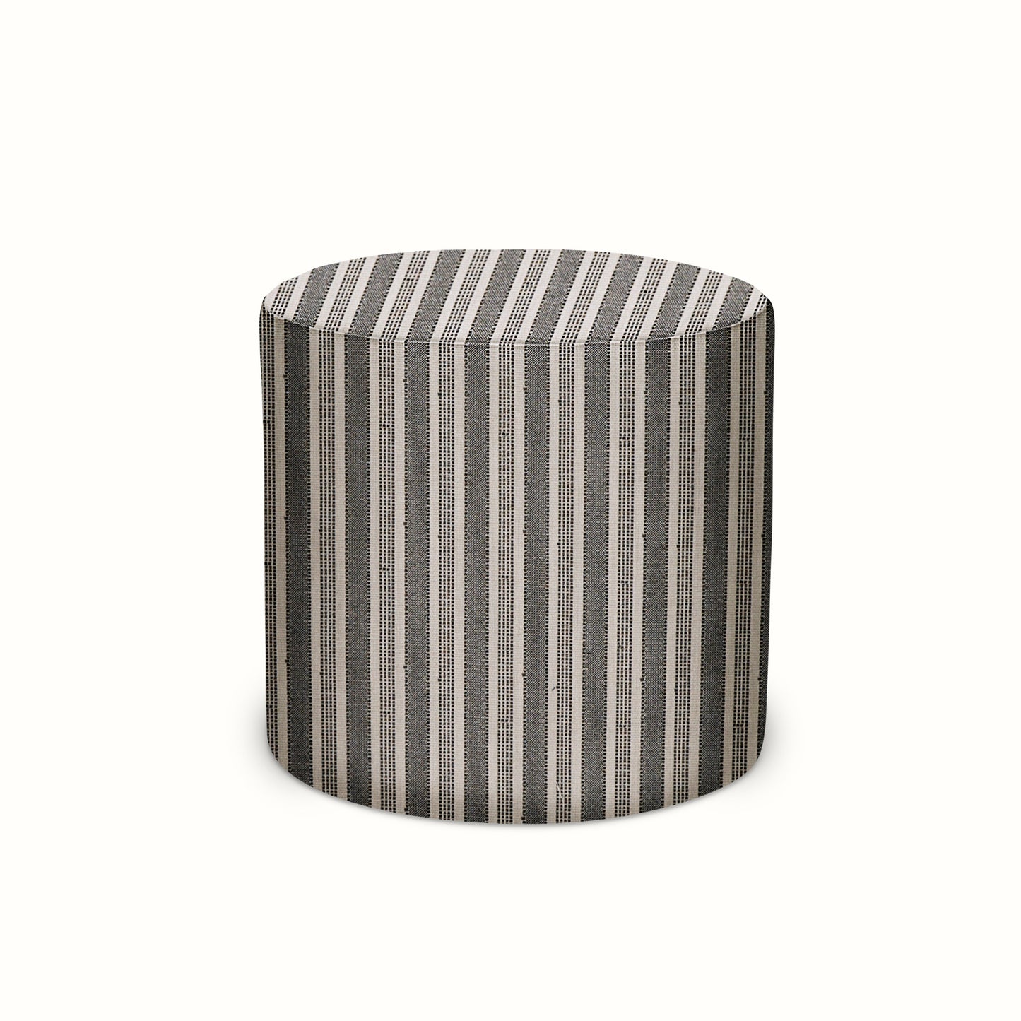 Pouf intérieur/extérieur en Amida Anthracite sur fond naturel de Peter Dunham Textiles