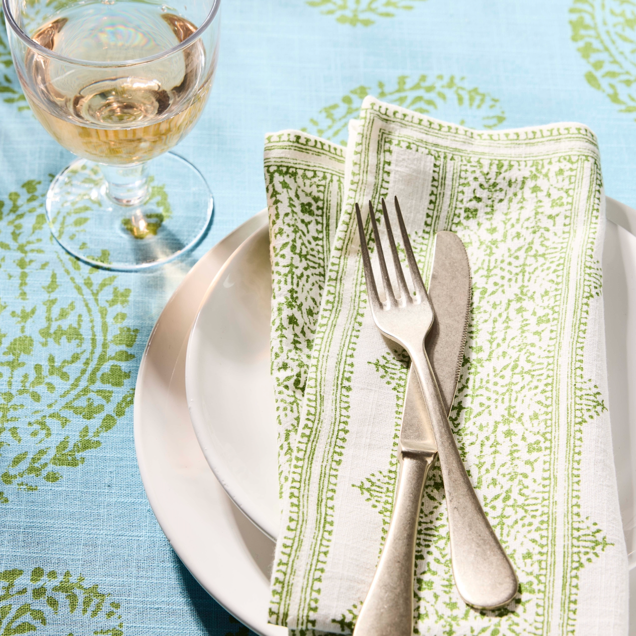 Serviette de table imprimée à rayures vertes Fez Grace de Peter Dunham + Hudson