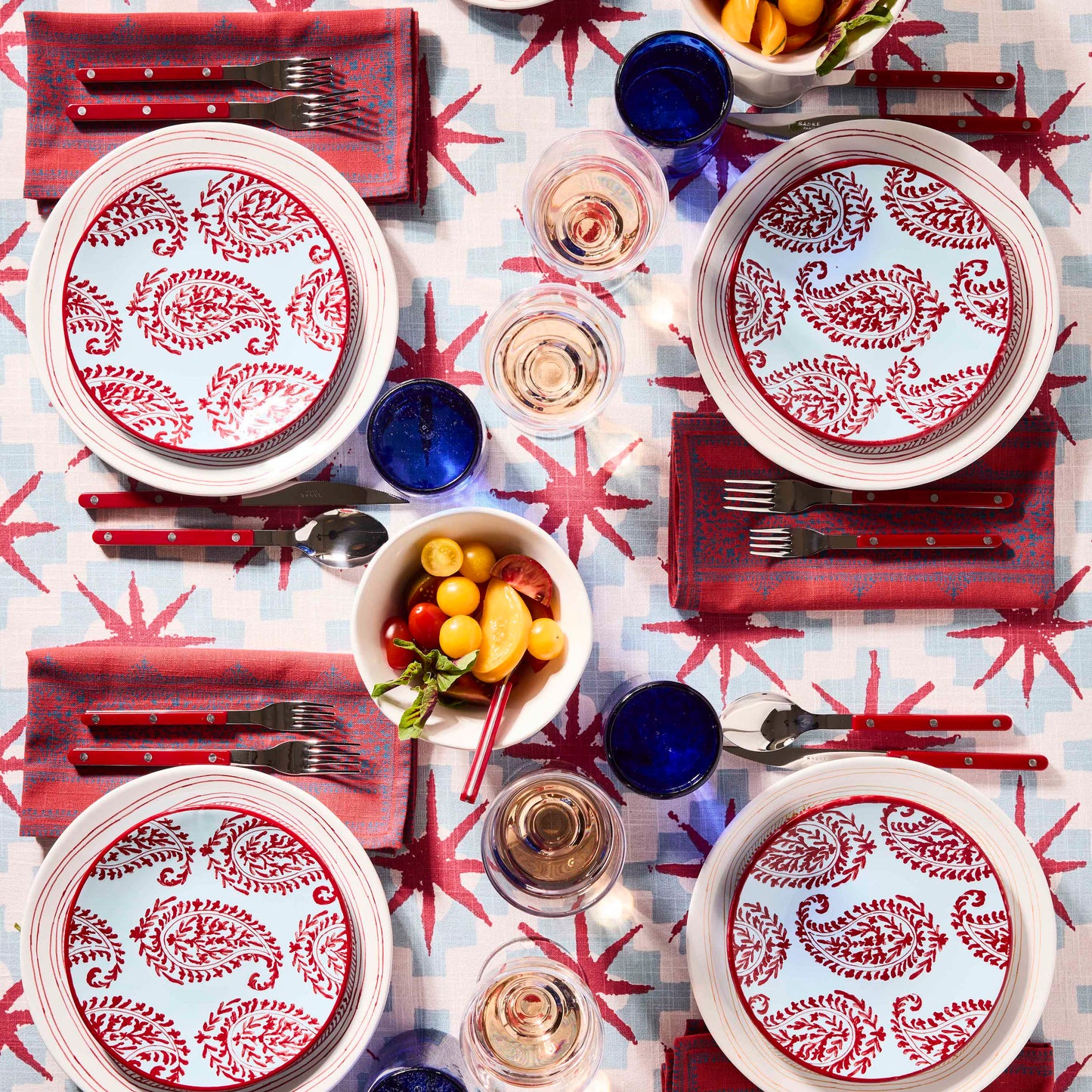 Assiette à salade peinte à motif cachemire rouge Peter Dunham + Hudson Grace