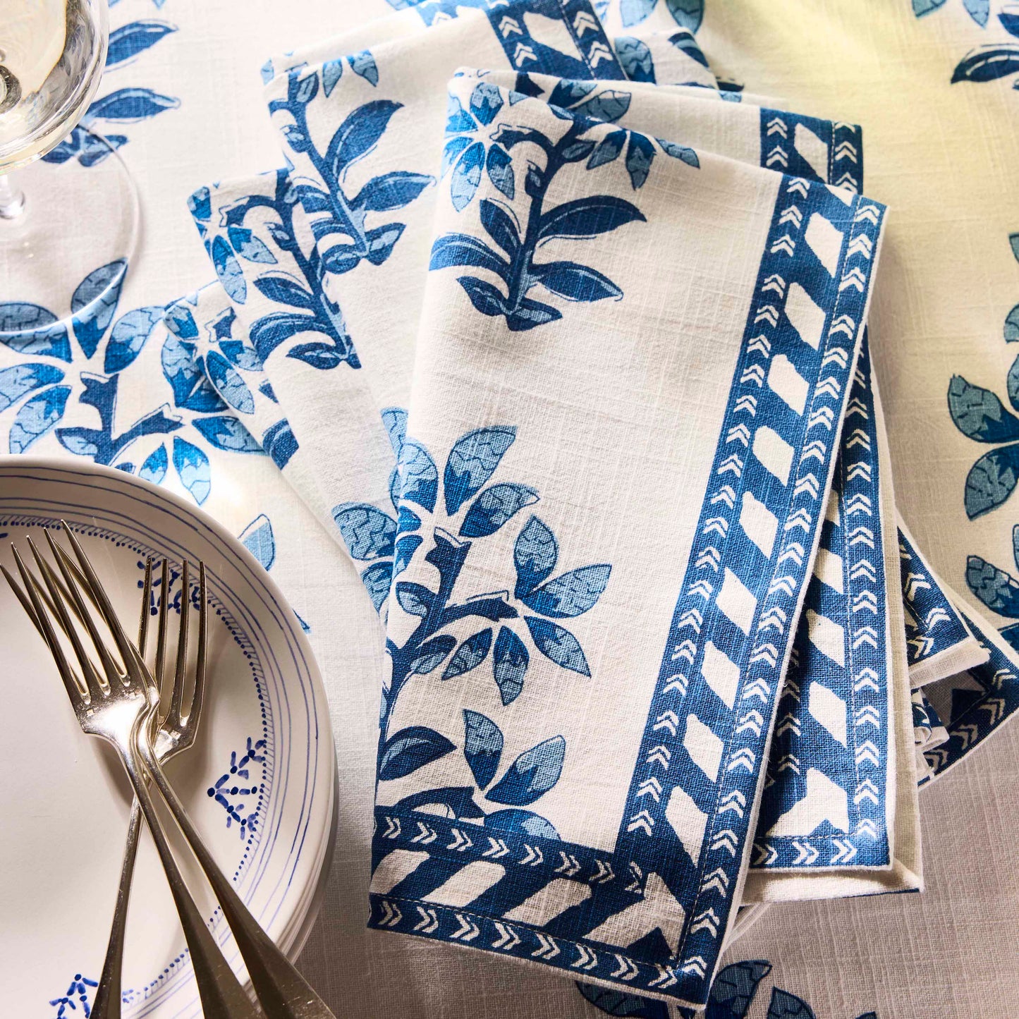 Serviette à imprimé floral Grace Blue Shani de Peter Dunham + Hudson