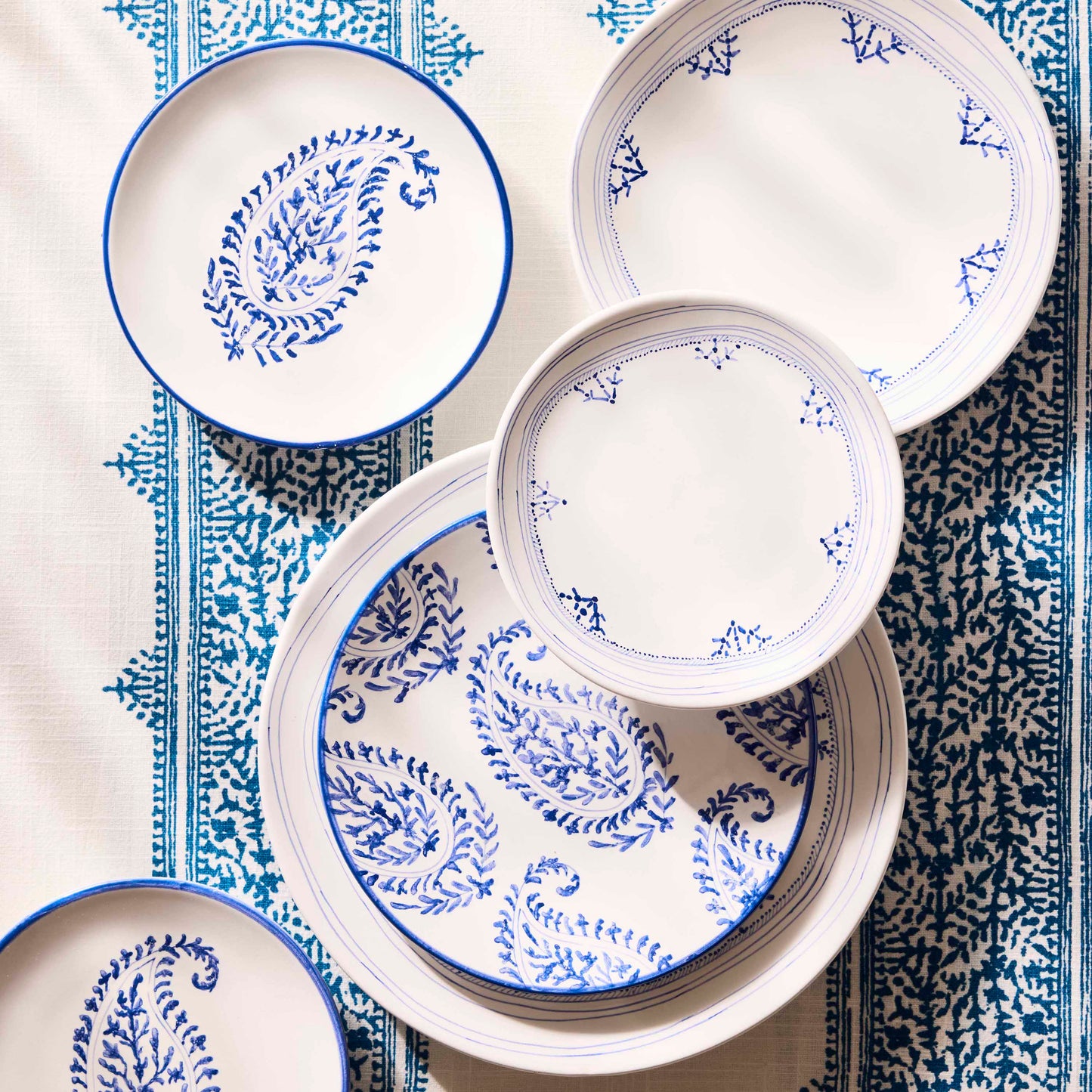 Assiette à dîner à bordure peinte bleue Grace Fez de Peter Dunham + Hudson