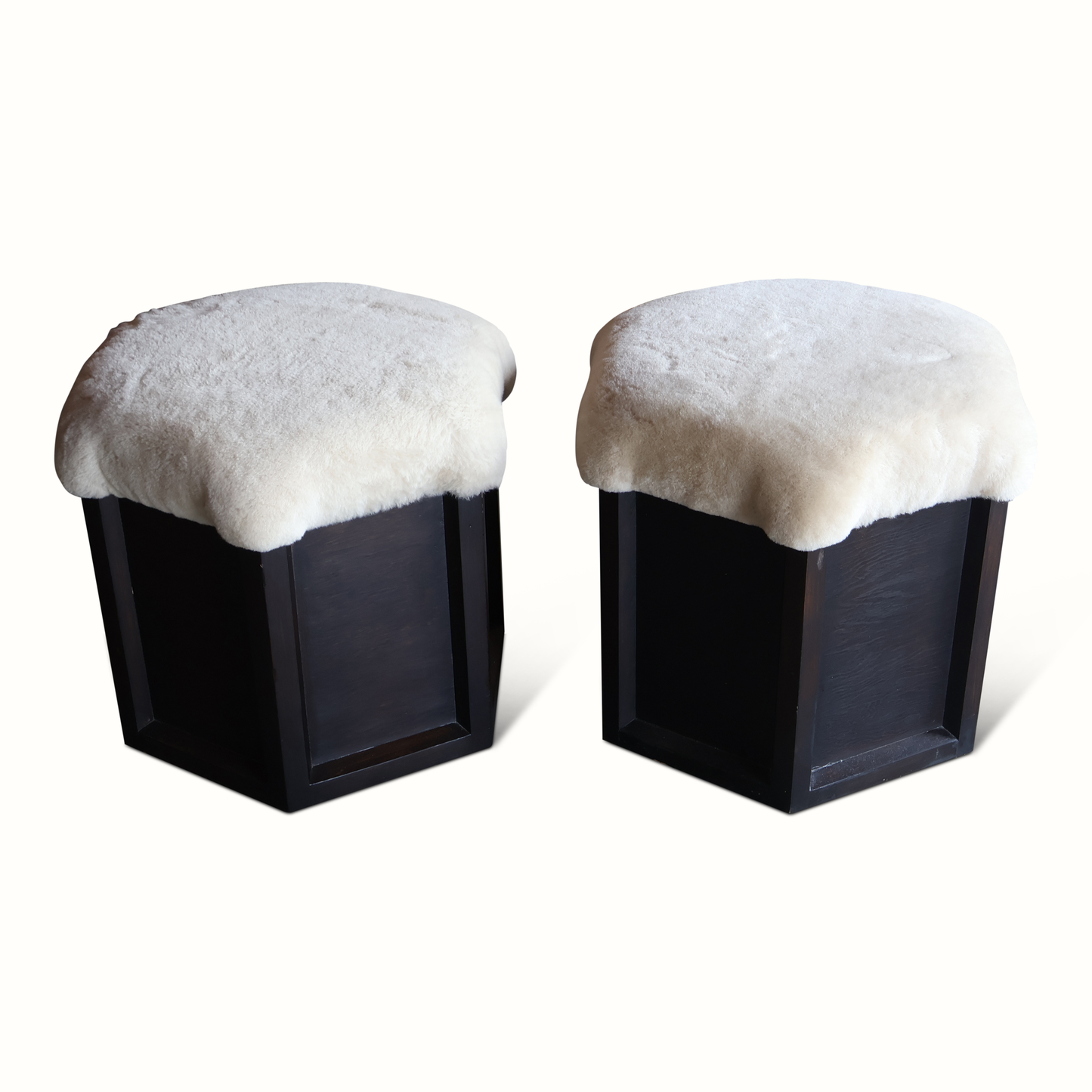 Paire de tabourets en peau de mouton et bois