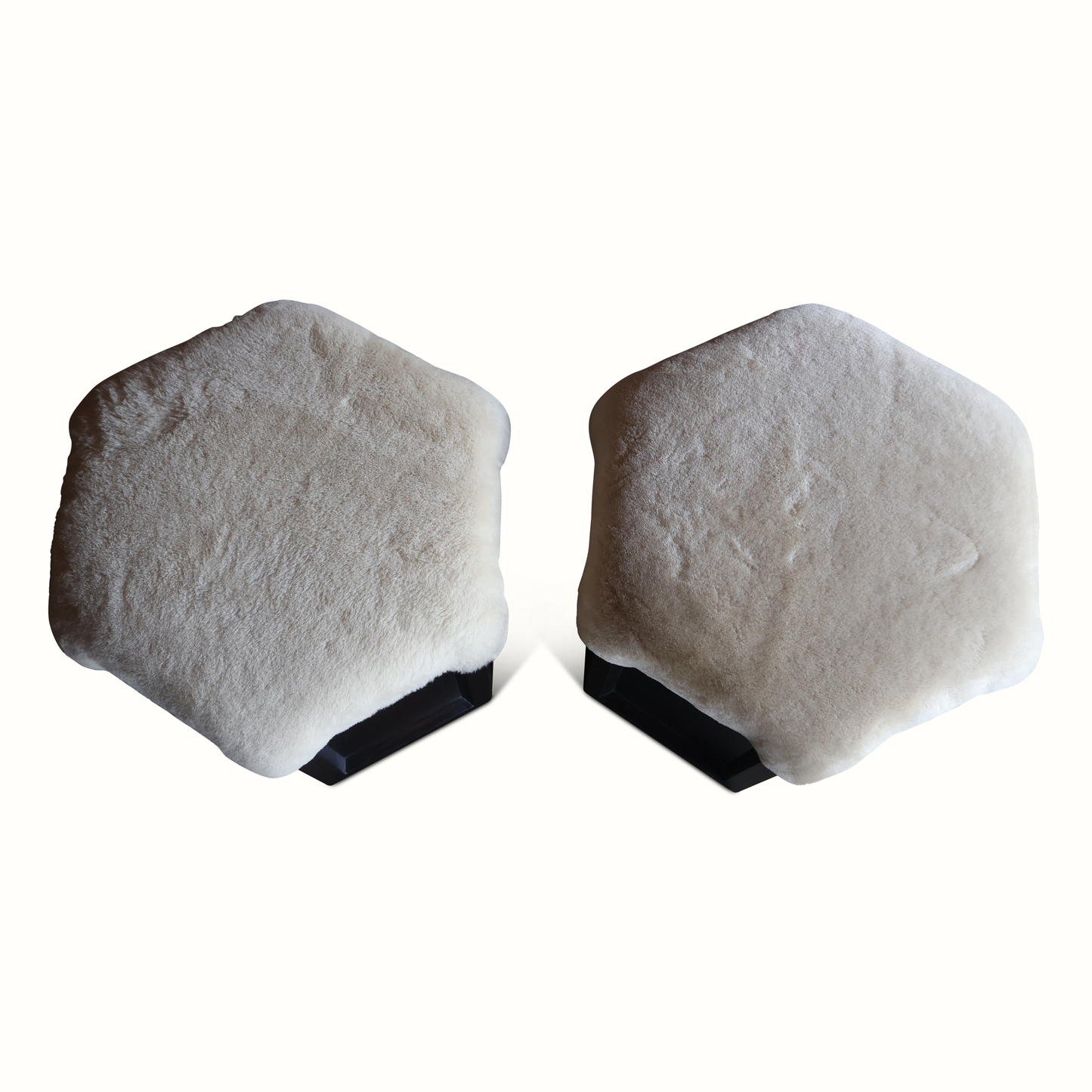 Paire de tabourets en peau de mouton et bois