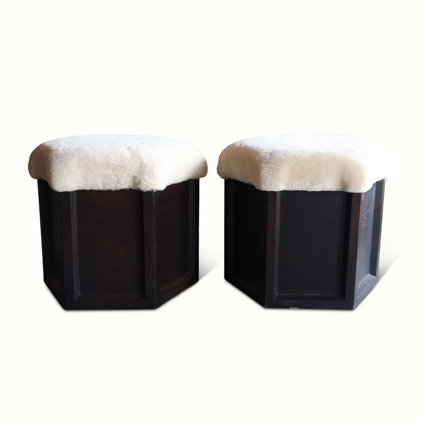 Paire de tabourets en peau de mouton et bois