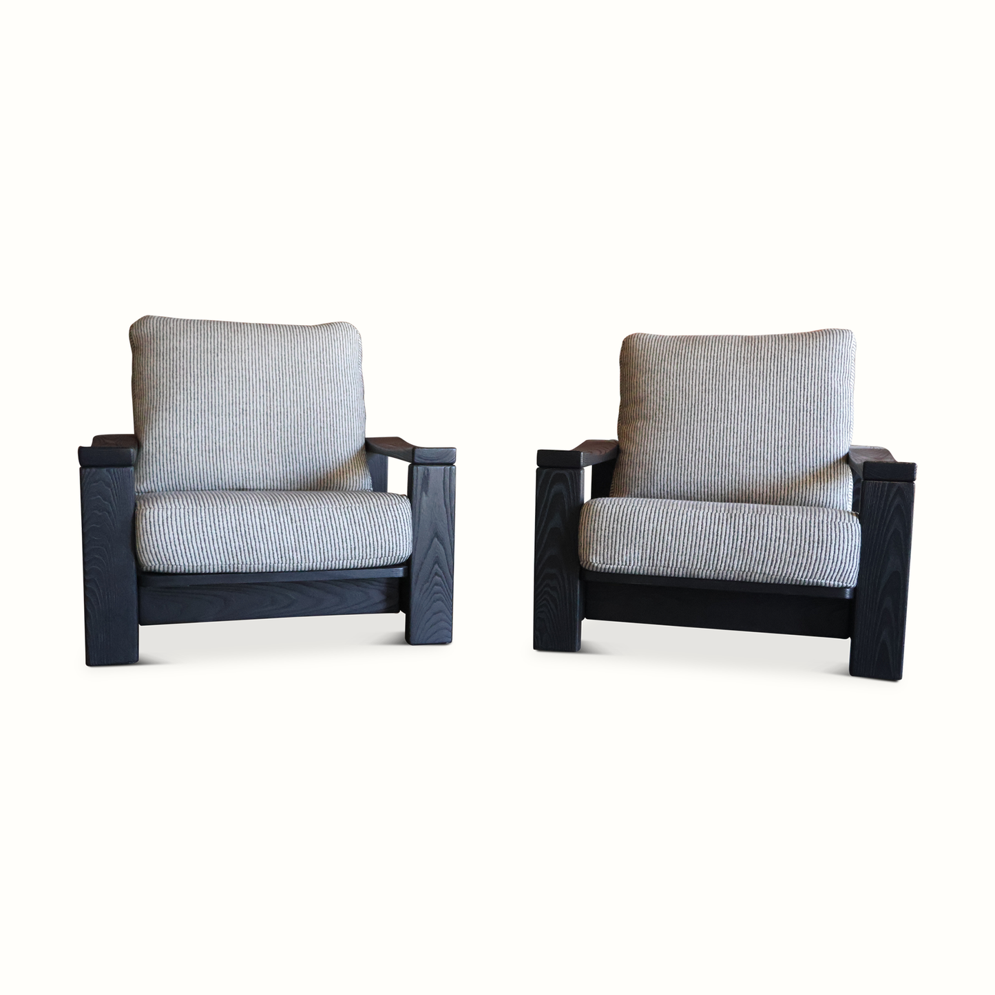 Paire de fauteuils en orme avec coussins en lin par Maison Regain
