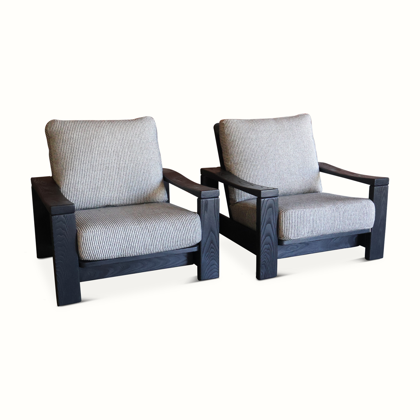 Paire de fauteuils en orme avec coussins en lin par Maison Regain
