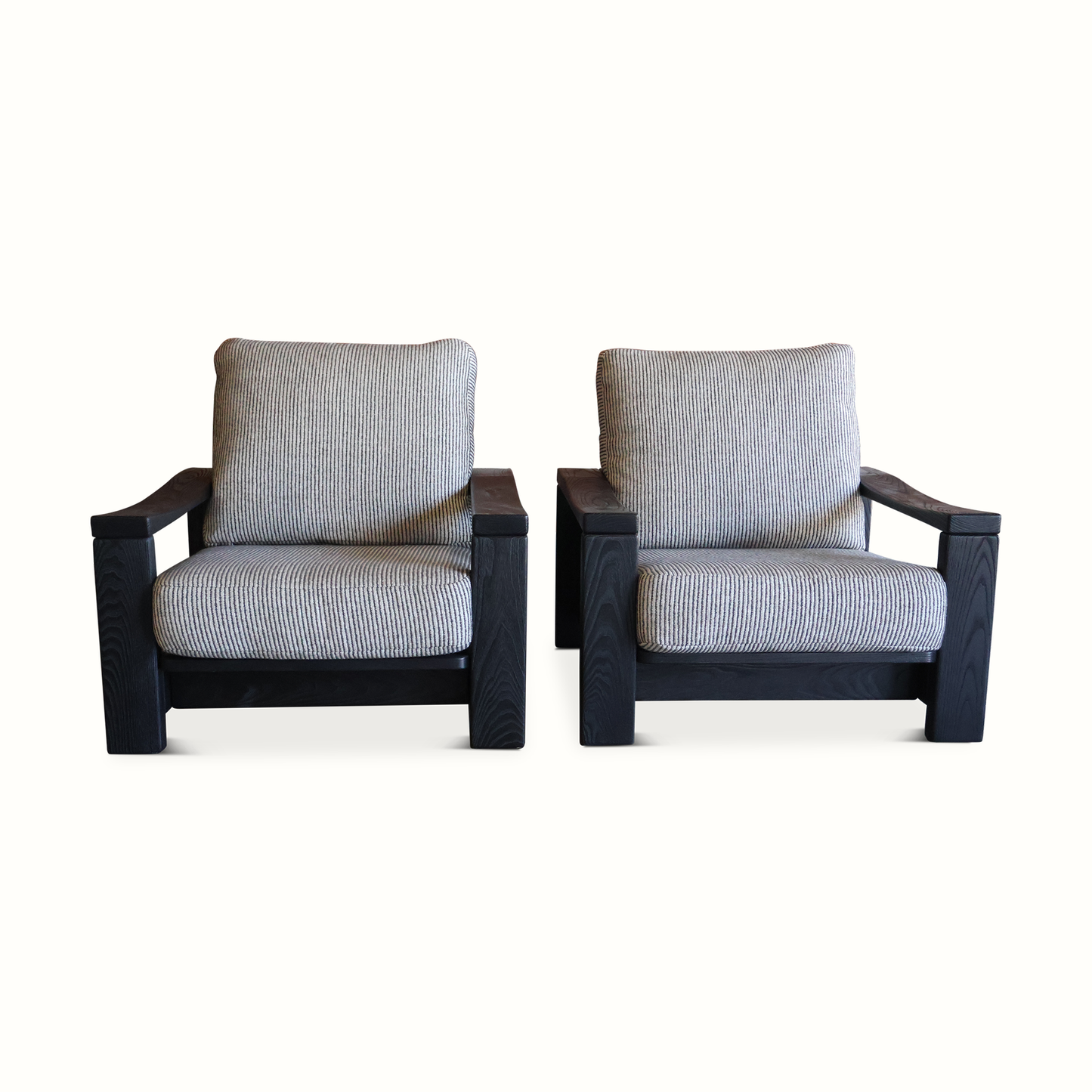 Paire de fauteuils en orme avec coussins en lin par Maison Regain