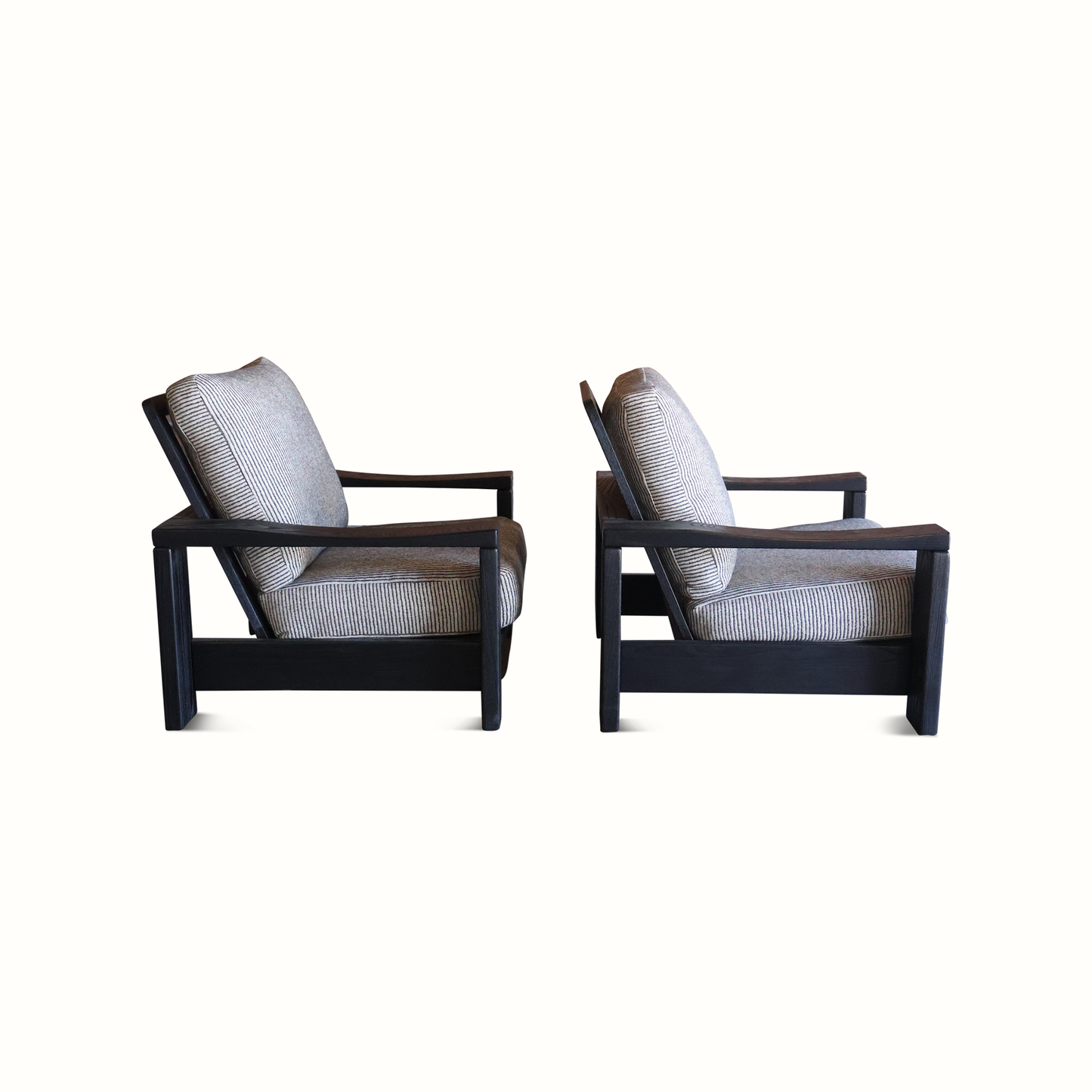 Paire de fauteuils en orme avec coussins en lin par Maison Regain
