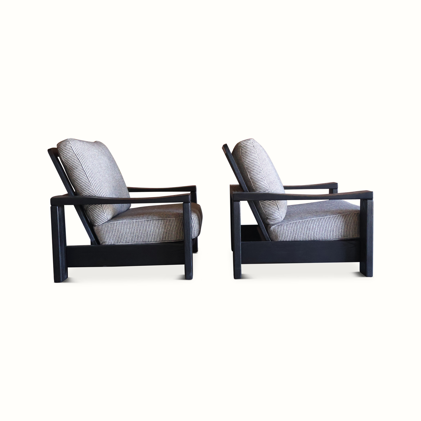 Paire de fauteuils en orme avec coussins en lin par Maison Regain