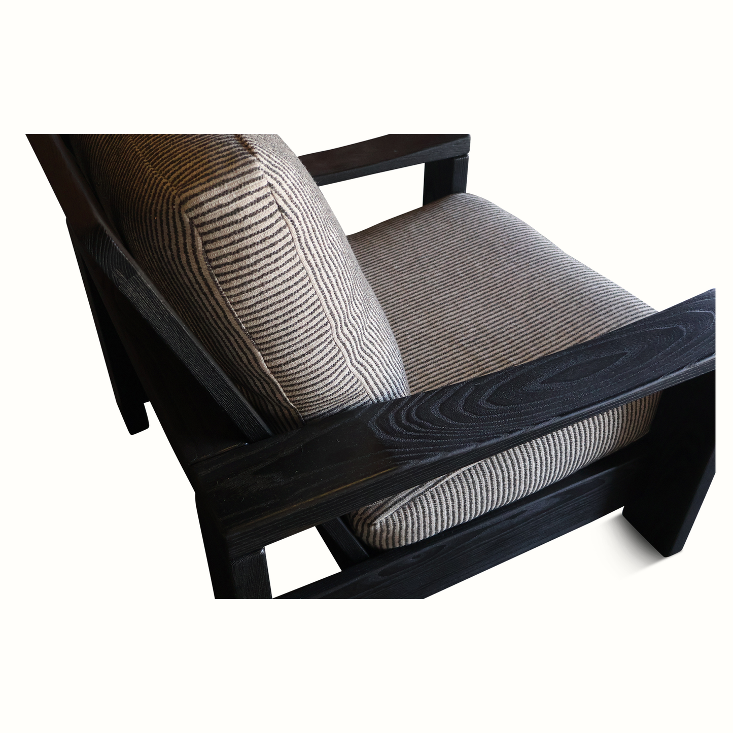Paire de fauteuils en orme avec coussins en lin par Maison Regain