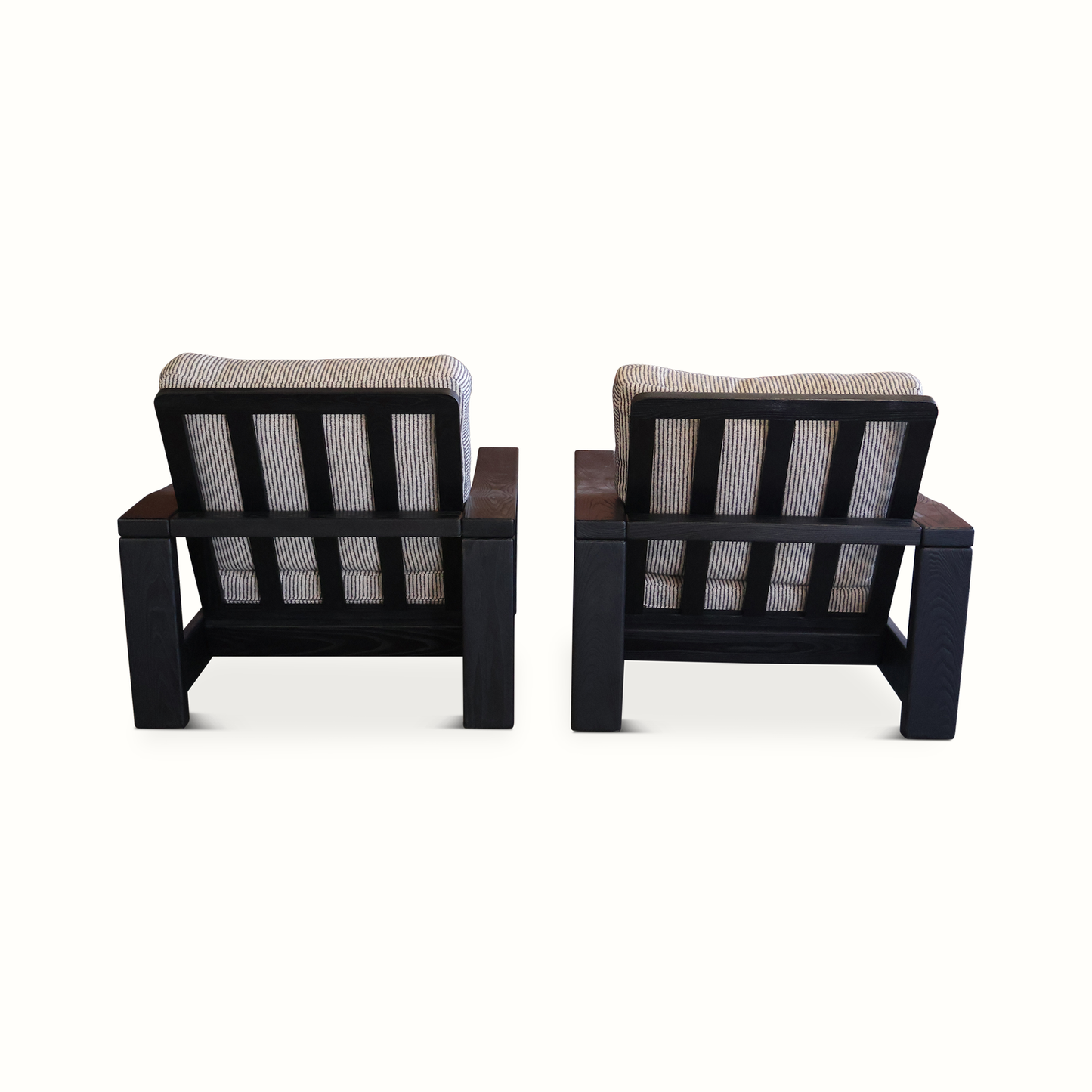 Paire de fauteuils en orme avec coussins en lin par Maison Regain
