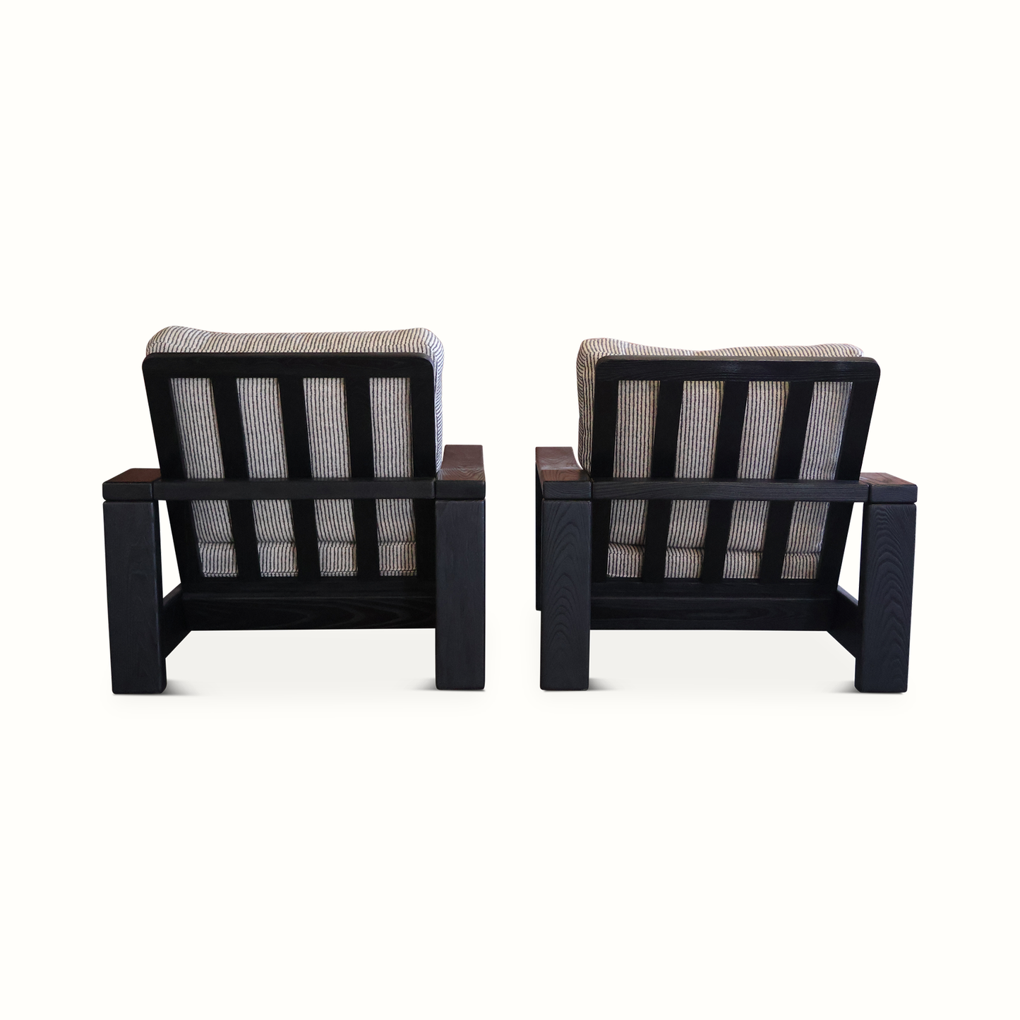 Paire de fauteuils en orme avec coussins en lin par Maison Regain
