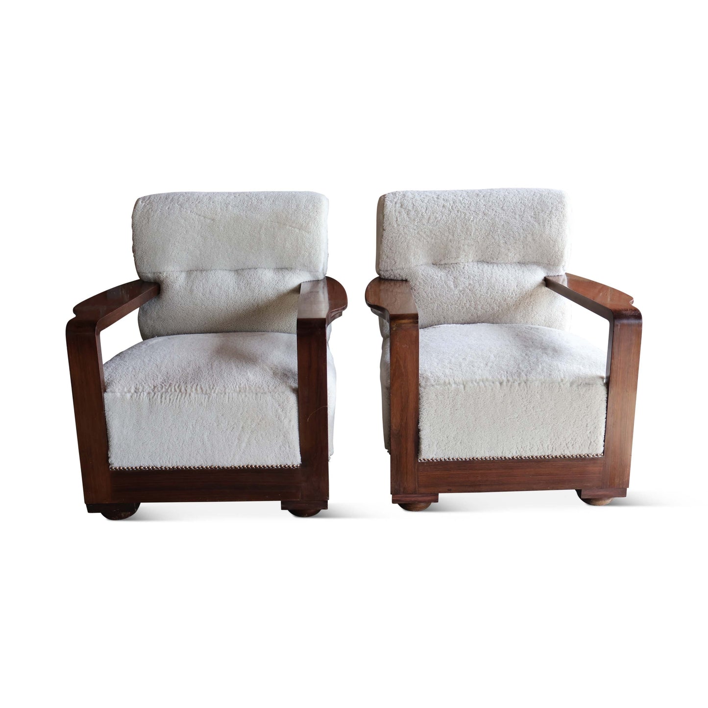 Paire de fauteuils club en peau de mouton