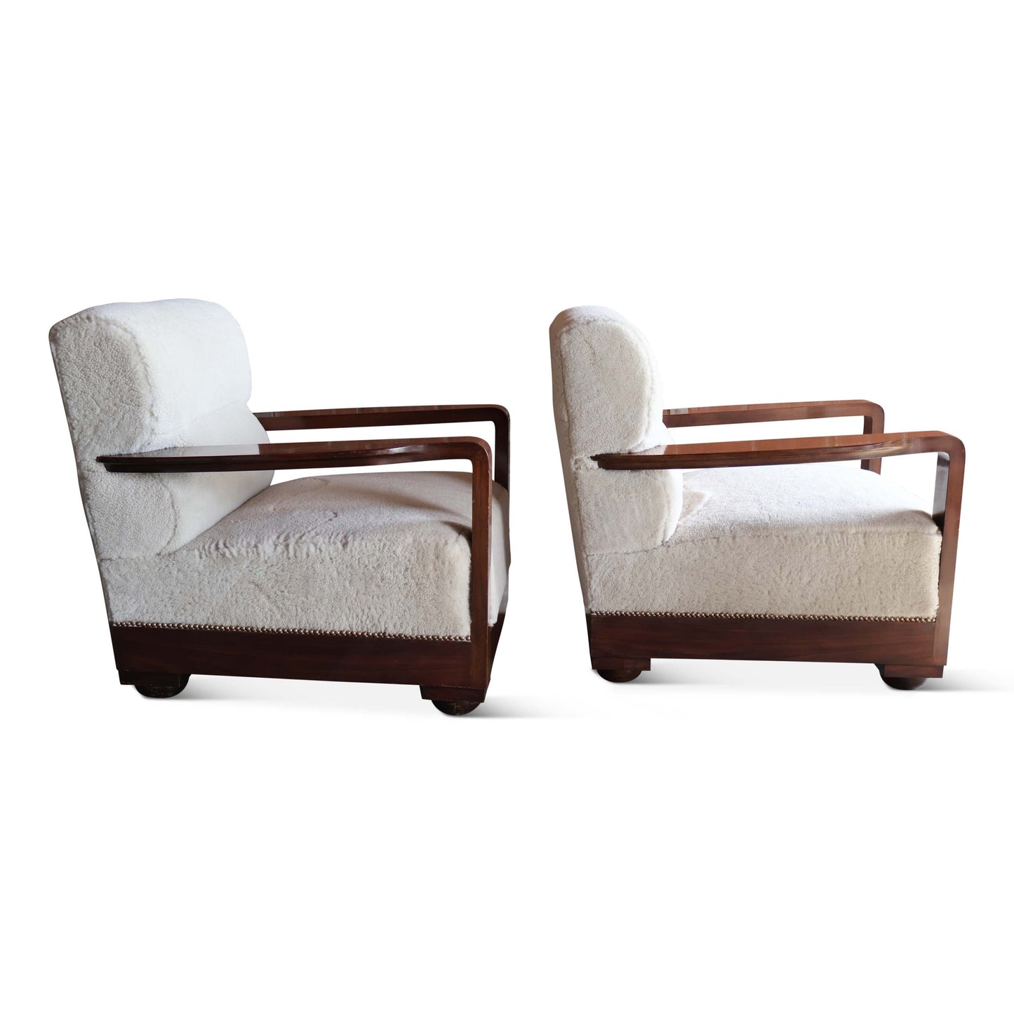 Paire de fauteuils club en peau de mouton