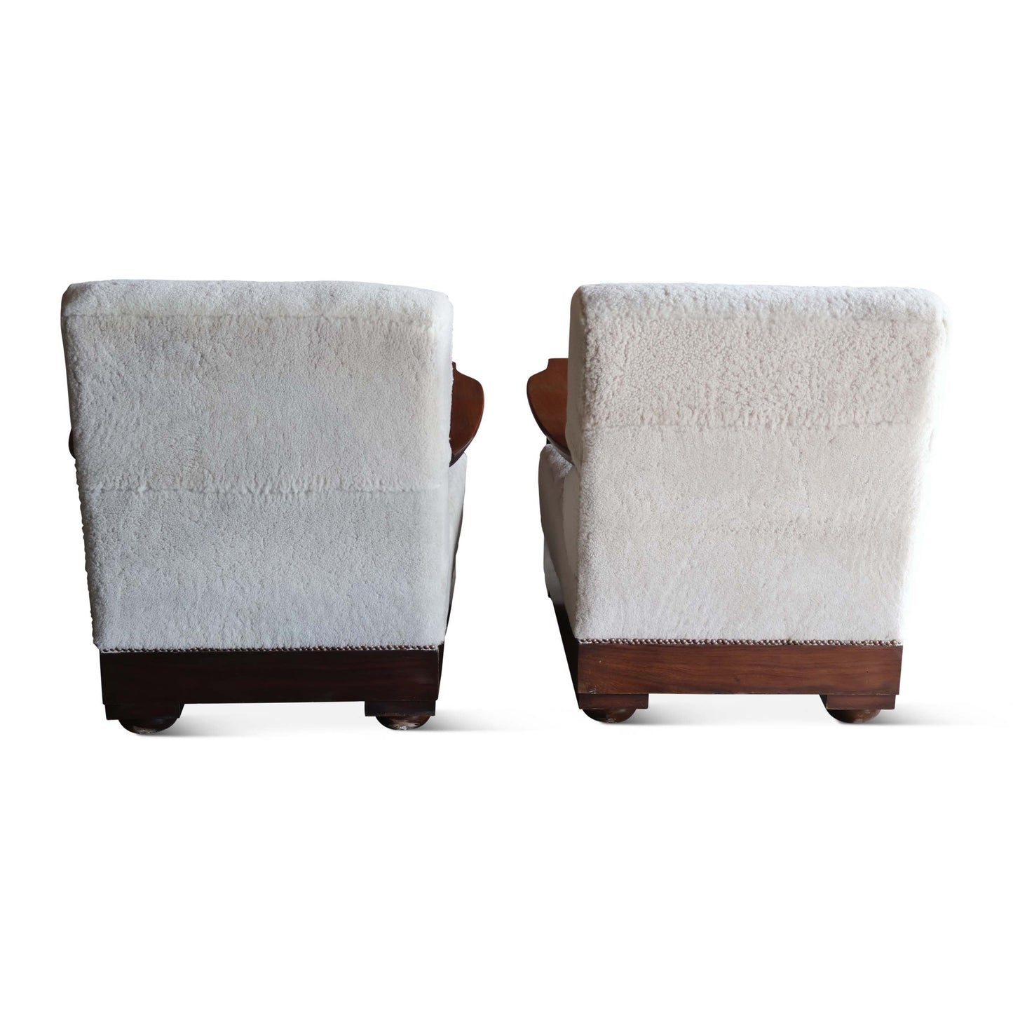 Paire de fauteuils club en peau de mouton