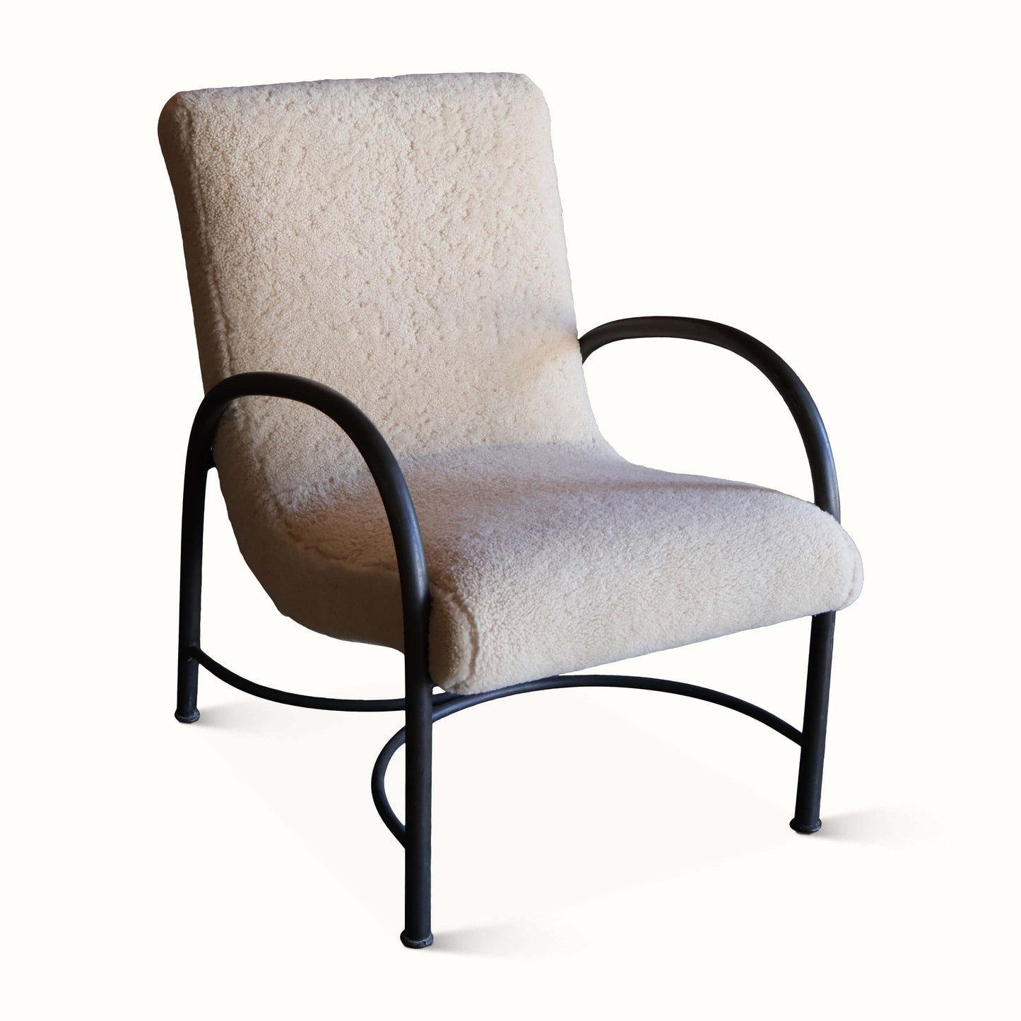 Fauteuil en bronze et peau de mouton de Robert Lewis