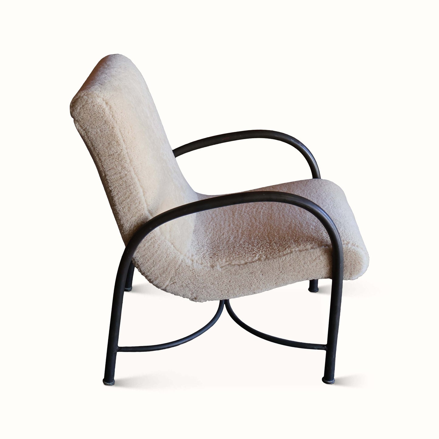 Fauteuil en bronze et peau de mouton de Robert Lewis