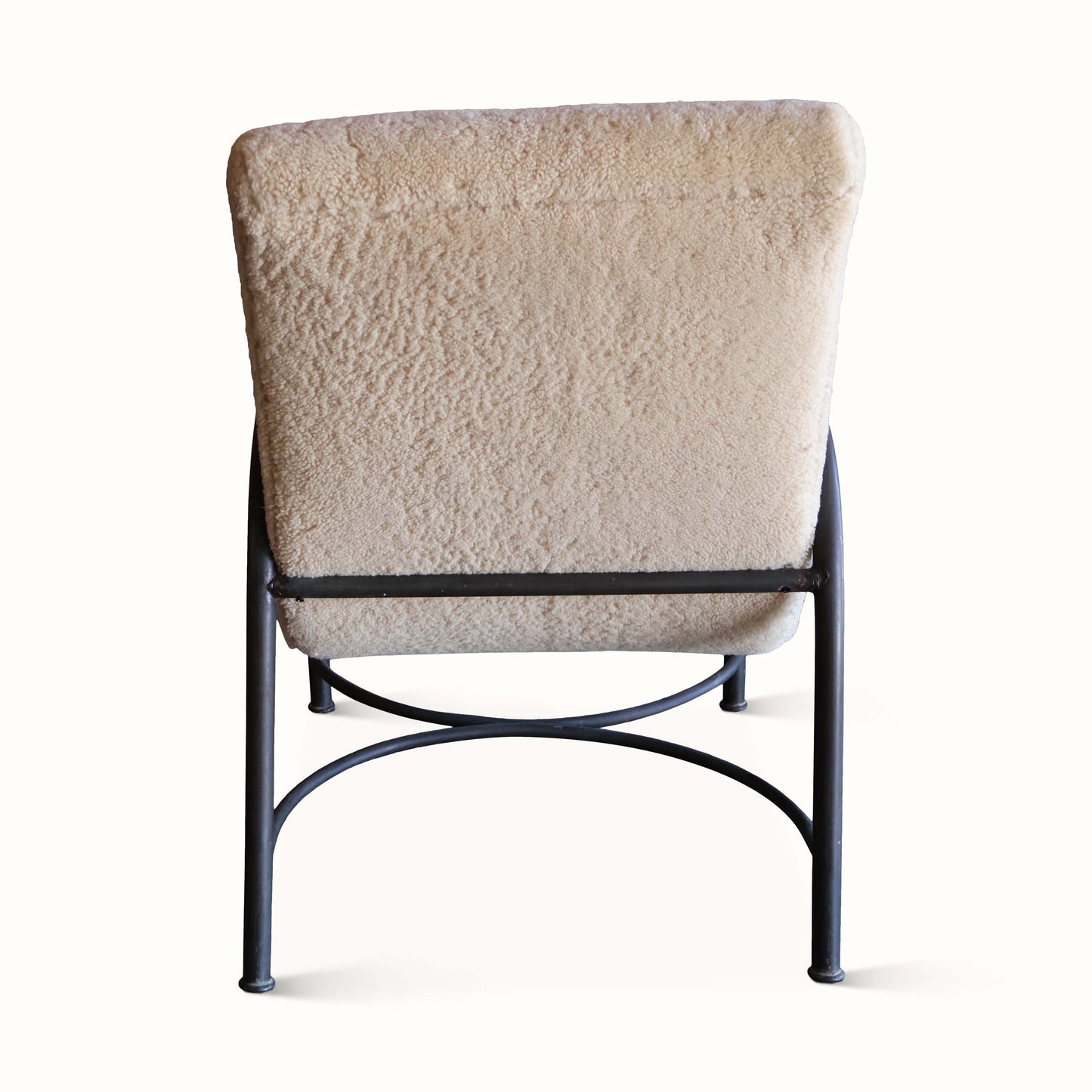 Fauteuil en bronze et peau de mouton de Robert Lewis