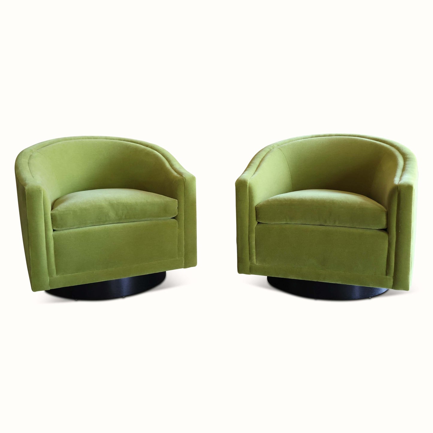 Paire de chaises pivotantes en mohair par Benjamin Baldwin