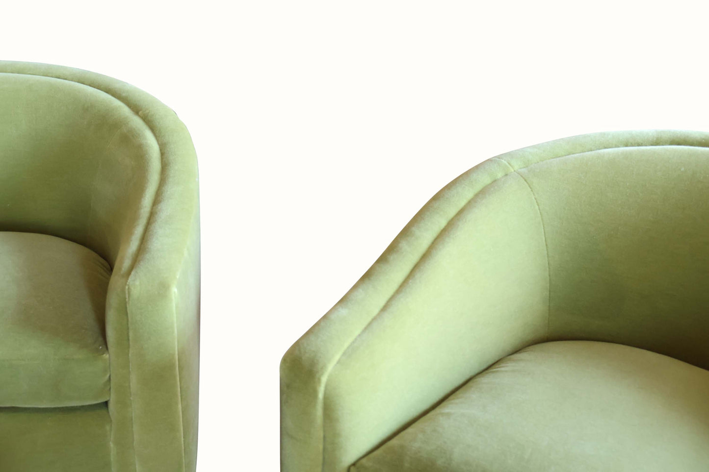 Paire de chaises pivotantes en mohair par Benjamin Baldwin