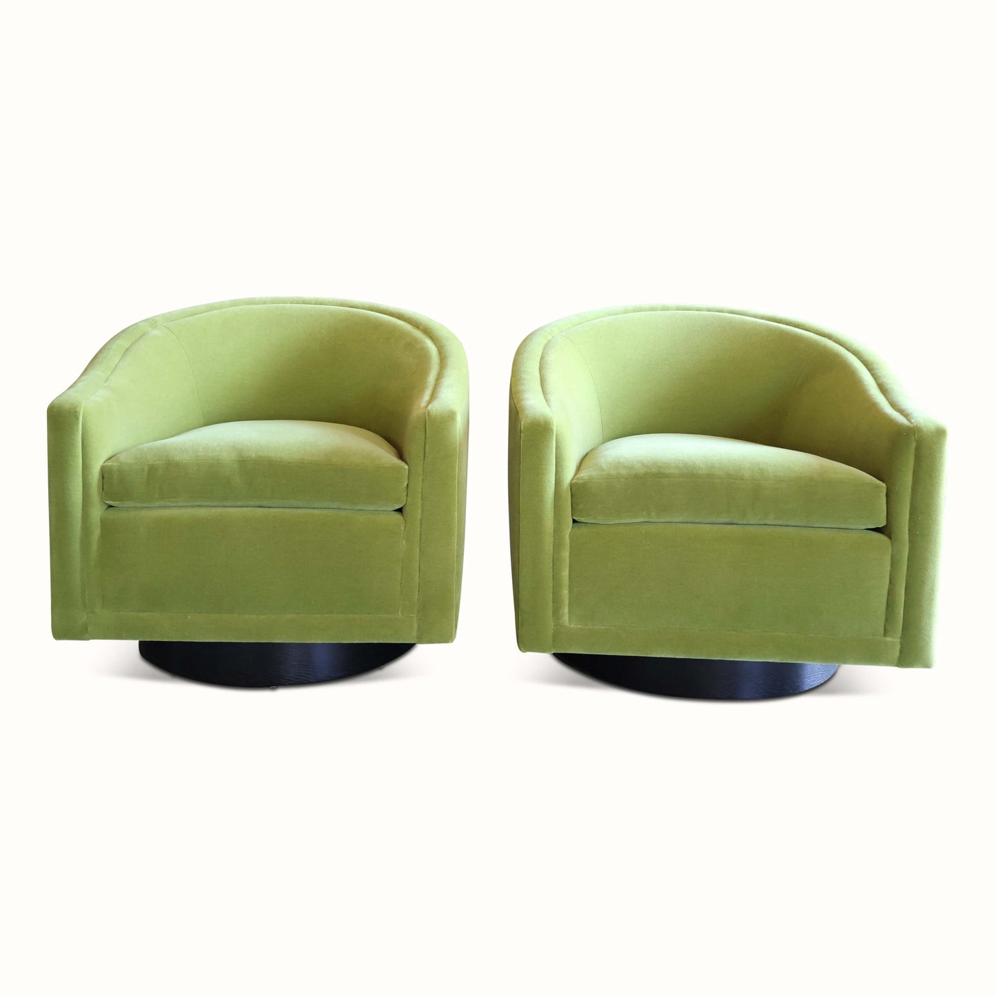 Paire de chaises pivotantes en mohair par Benjamin Baldwin