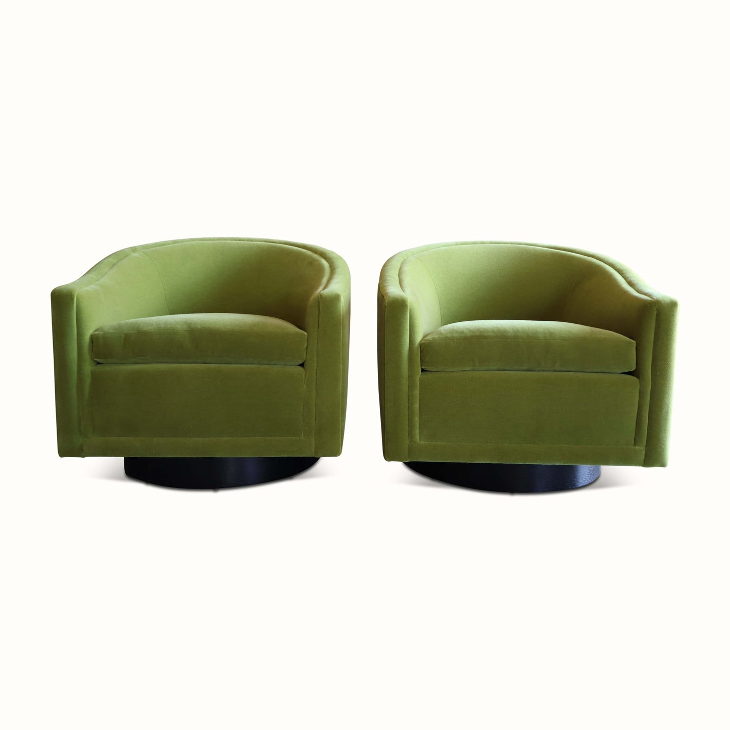 Paire de chaises pivotantes en mohair par Benjamin Baldwin