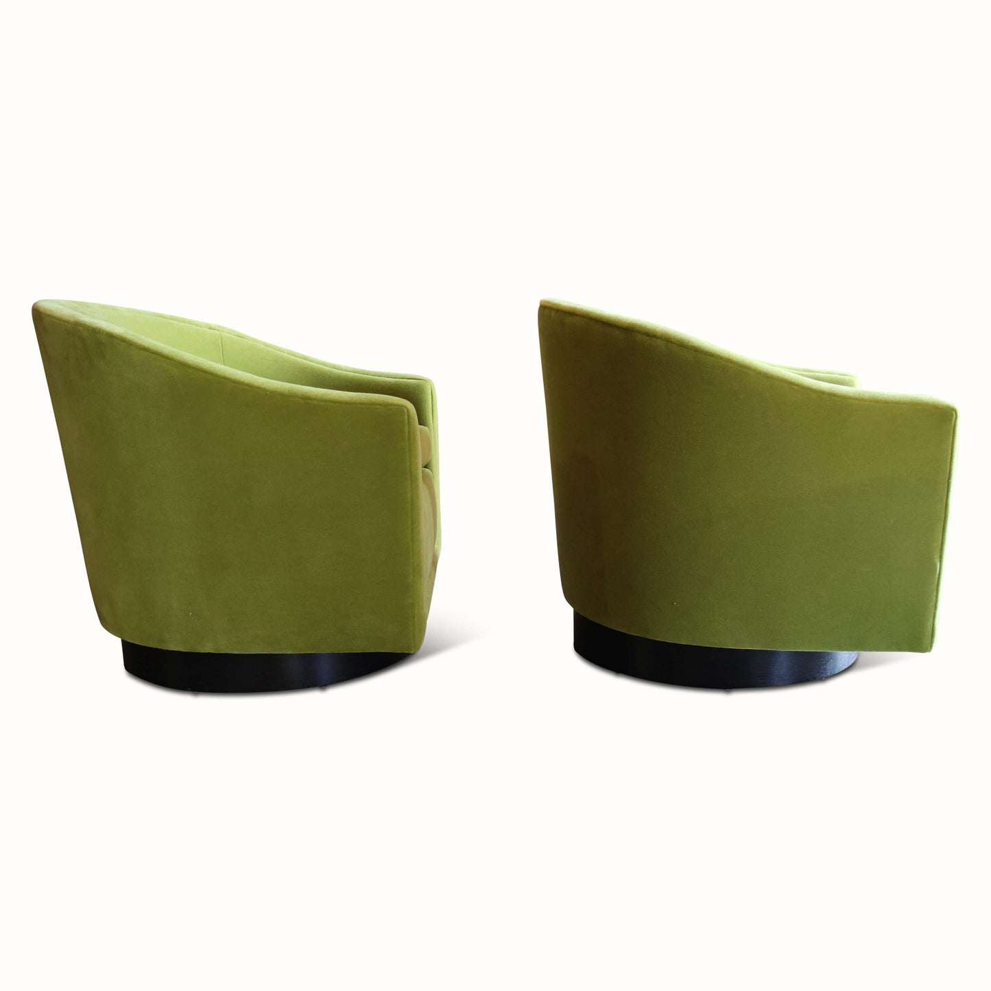 Paire de chaises pivotantes en mohair par Benjamin Baldwin