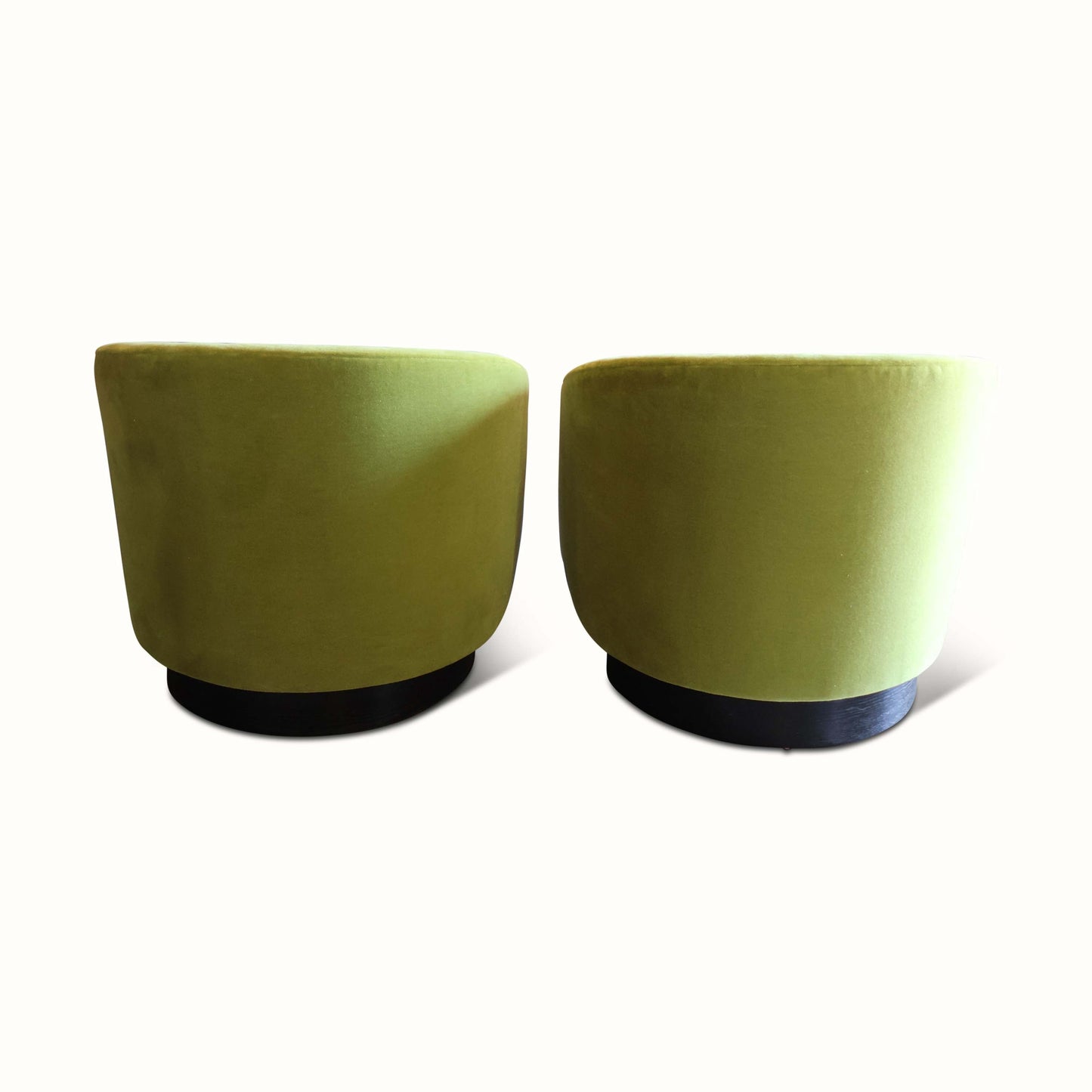 Paire de chaises pivotantes en mohair par Benjamin Baldwin