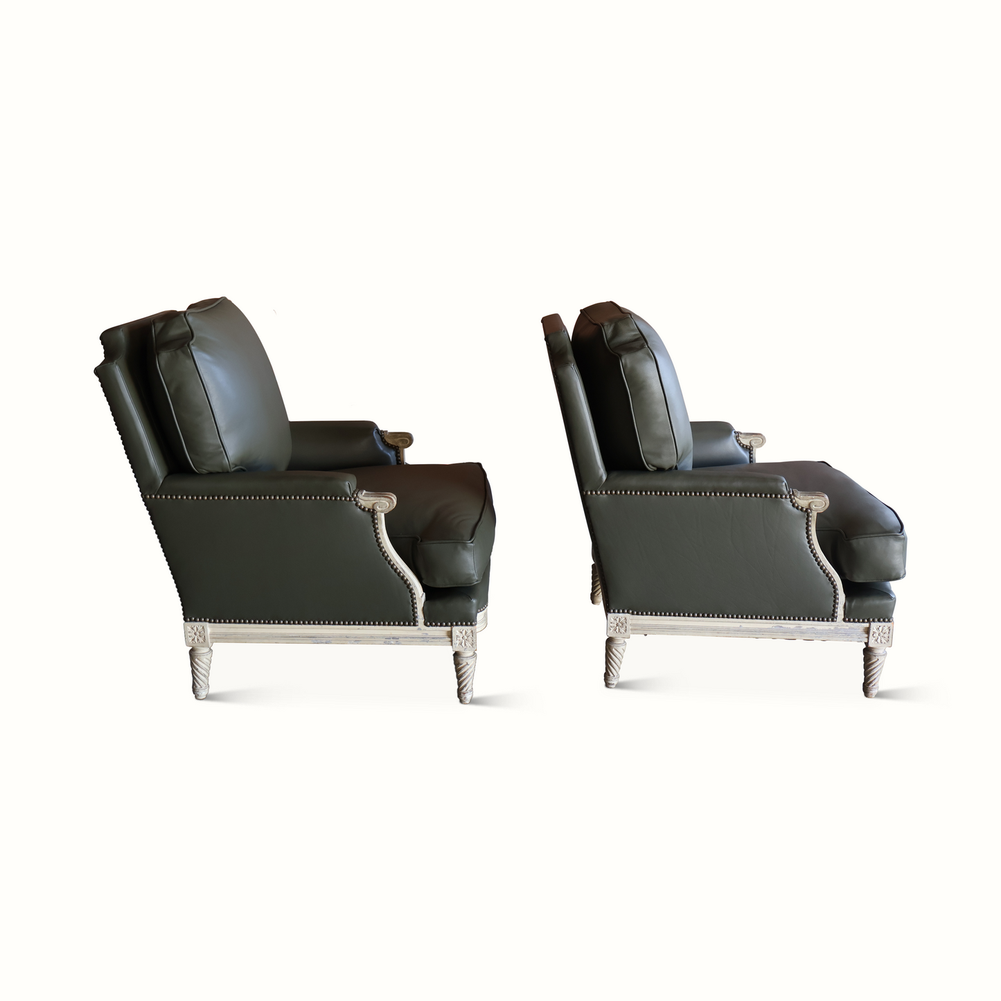 Paire de fauteuils en cuir par Maison Jansen