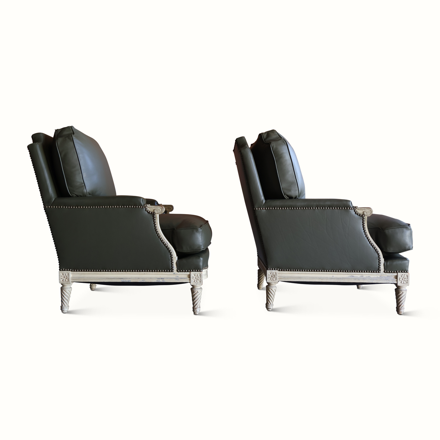 Paire de fauteuils en cuir par Maison Jansen