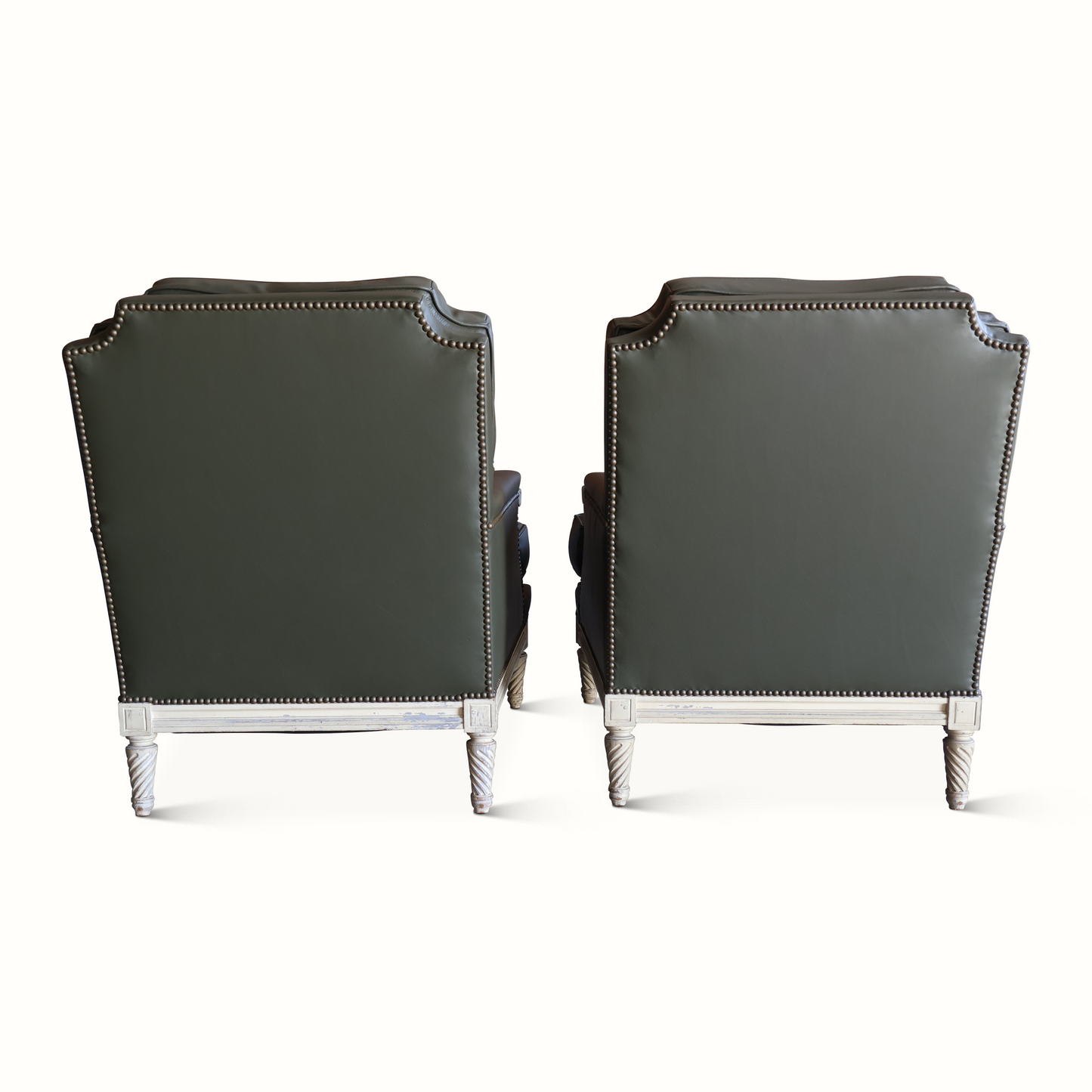Paire de fauteuils en cuir par Maison Jansen