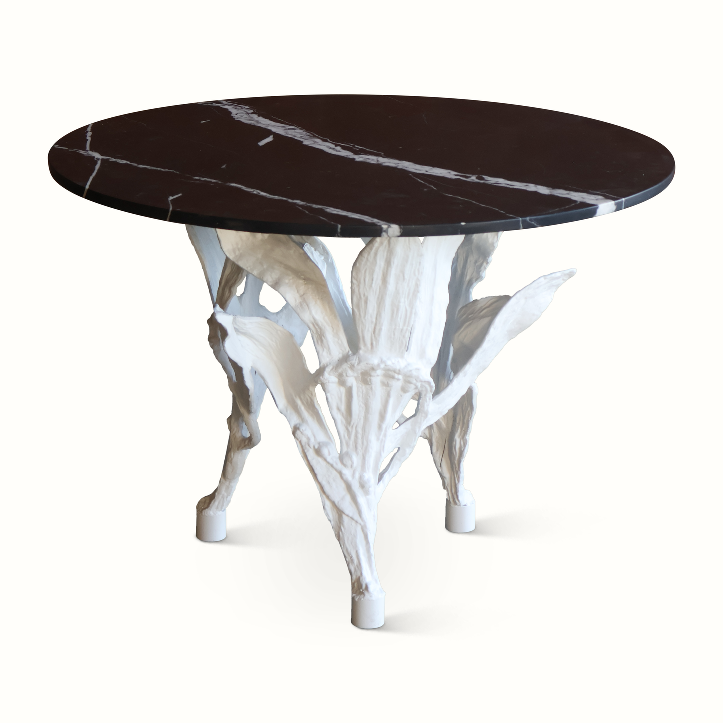 Table en finition Gesso avec plateau en marbre et rallonges en métal
