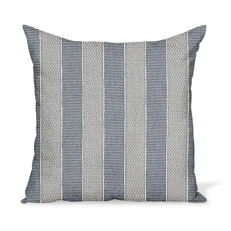 Peter Dunham Textiles Outdoor Asilah en indigo sur coussin naturel