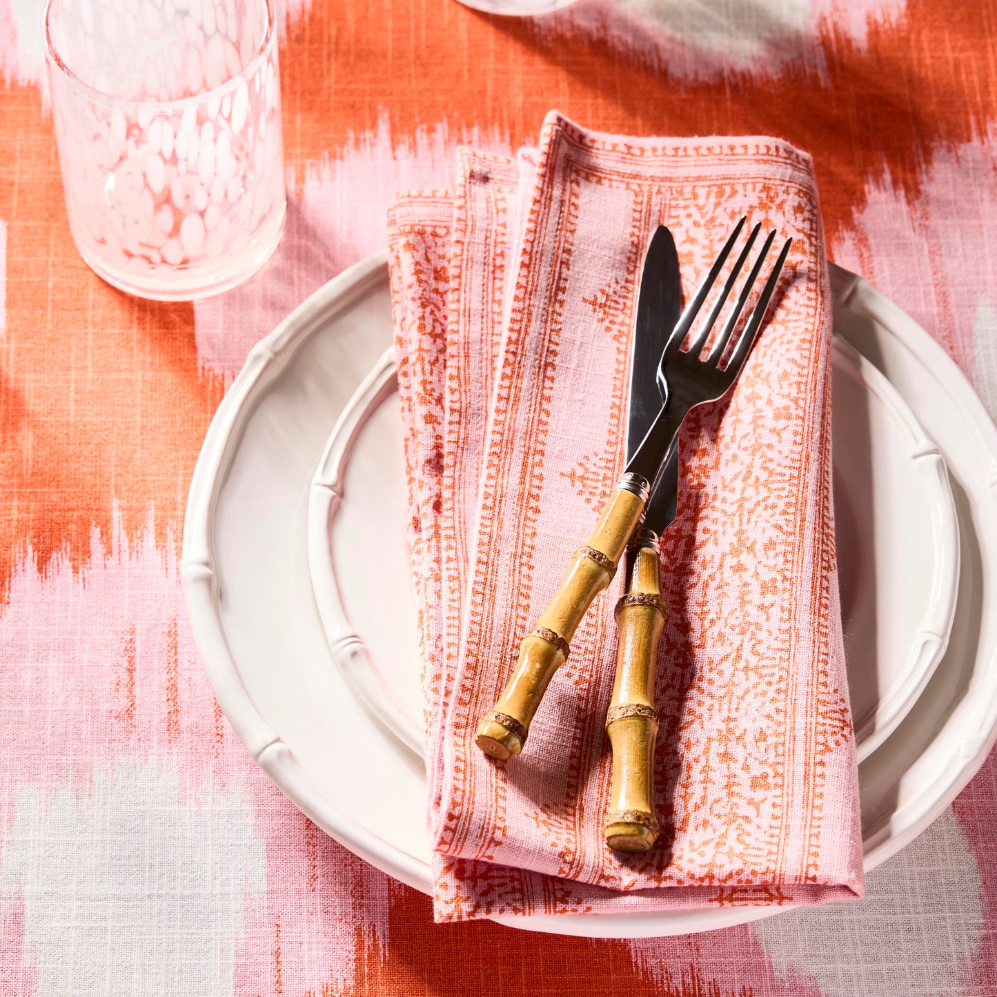 Serviette de table imprimée à rayures roses Fez Grace de Peter Dunham + Hudson