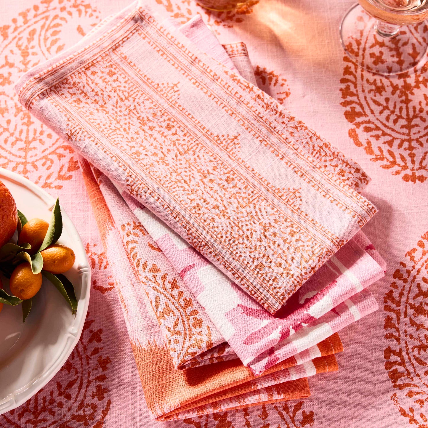 Serviette de table imprimée à rayures roses Fez Grace de Peter Dunham + Hudson