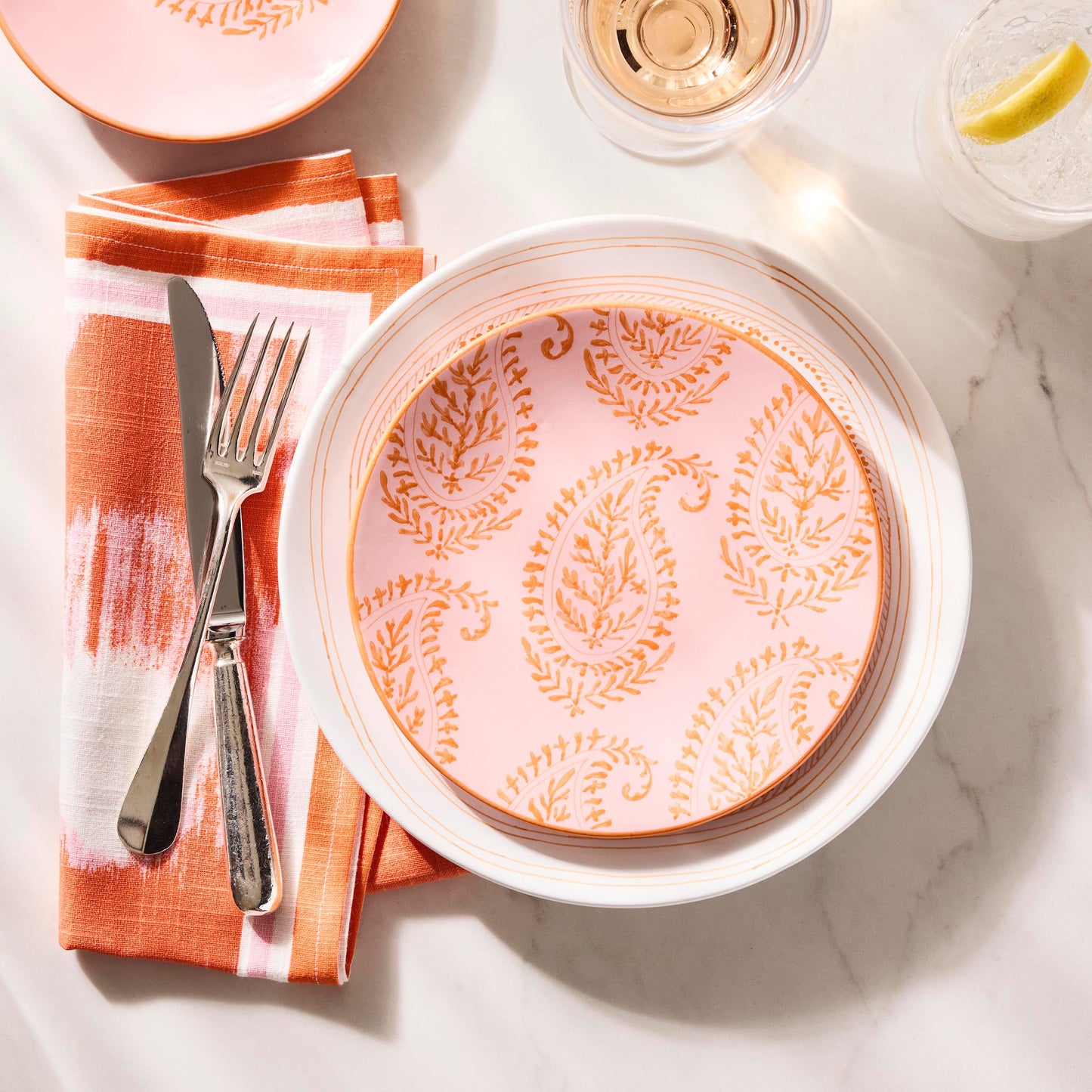 Assiette apéritive à motif cachemire rose Peter Dunham + Hudson Grace