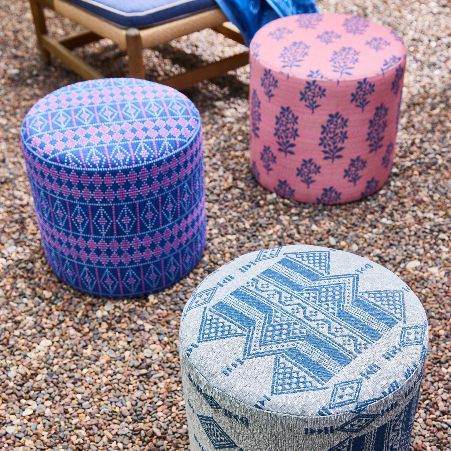 Pouf intérieur/extérieur en Amida Anthracite sur fond naturel de Peter Dunham Textiles