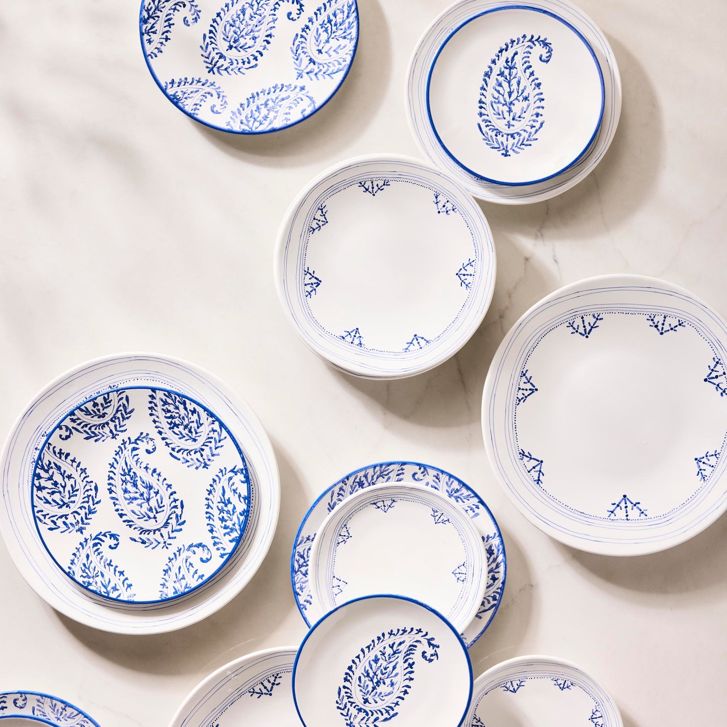 Assiette d'apéritif à bordure peinte Blue Fez de Peter Dunham + Hudson Grace