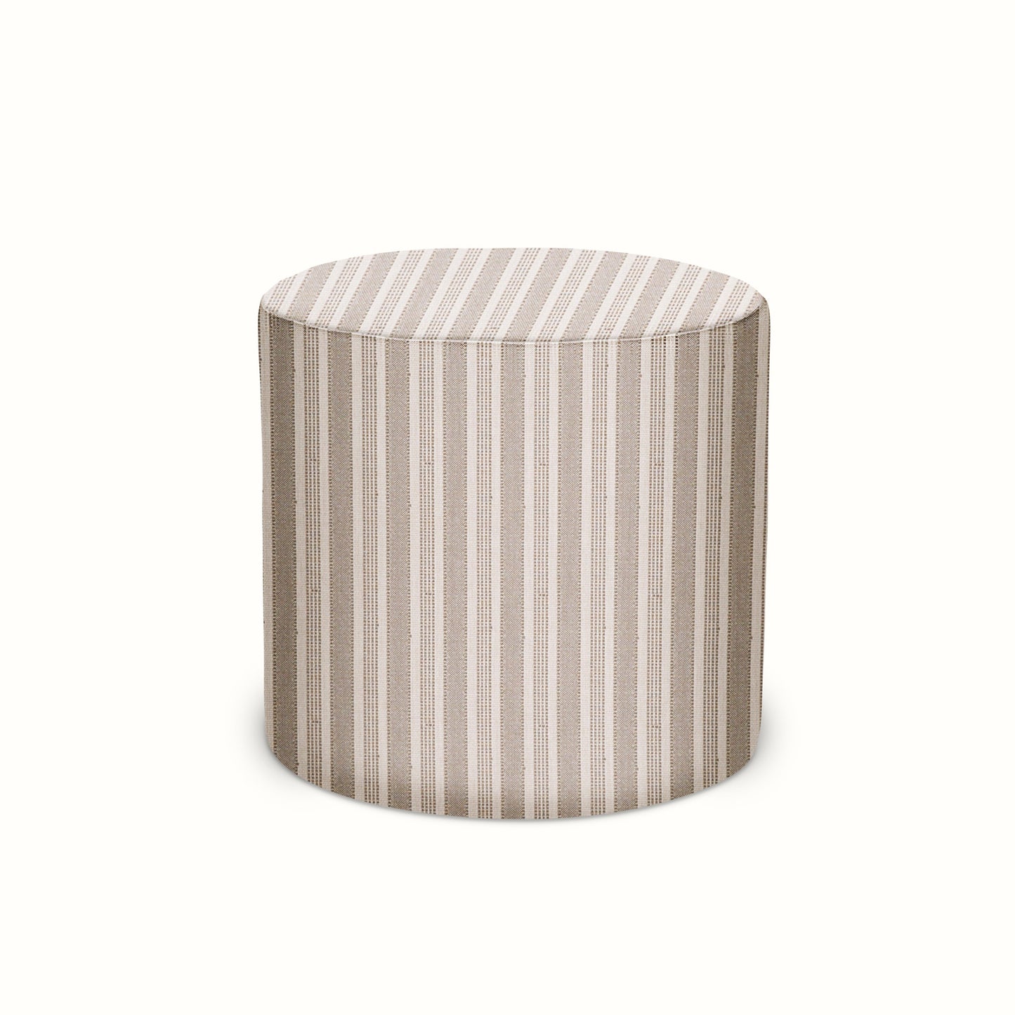 Pouf intérieur/extérieur en pierre Amida de Peter Dunham Textiles sur fond naturel