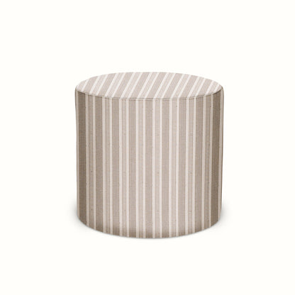 Pouf intérieur/extérieur en pierre Amida de Peter Dunham Textiles sur fond naturel
