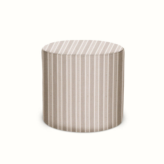 Pouf intérieur/extérieur en pierre Amida de Peter Dunham Textiles sur fond naturel