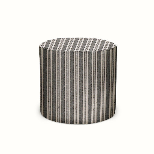 Pouf intérieur/extérieur en Amida Anthracite sur fond naturel de Peter Dunham Textiles