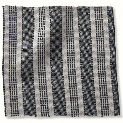Pouf intérieur/extérieur en Amida Anthracite sur fond naturel de Peter Dunham Textiles