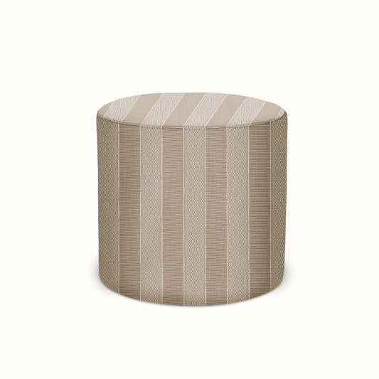 Pouf intérieur/extérieur en pierre d'Asilah de Peter Dunham Textiles sur fond naturel