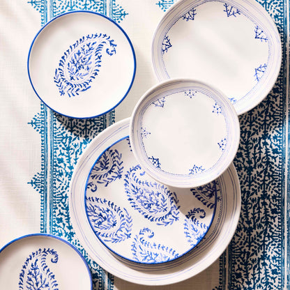 Assiette à dîner à bordure peinte bleue Grace Fez de Peter Dunham + Hudson