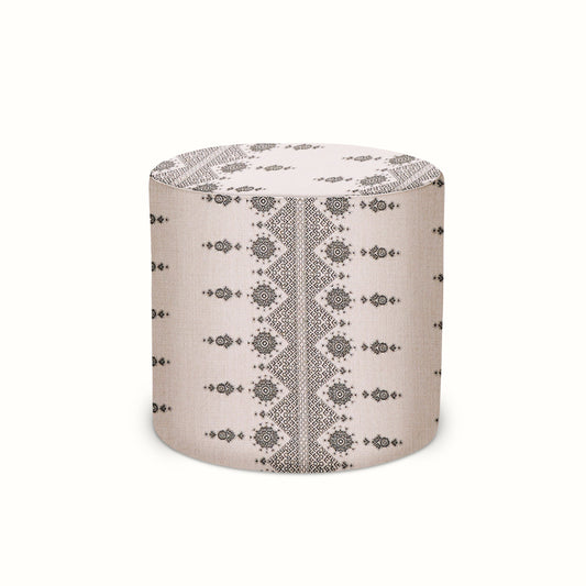 Pouf intérieur/extérieur en tissu Peter Dunham Textiles Carmania Anthracite sur fond naturel