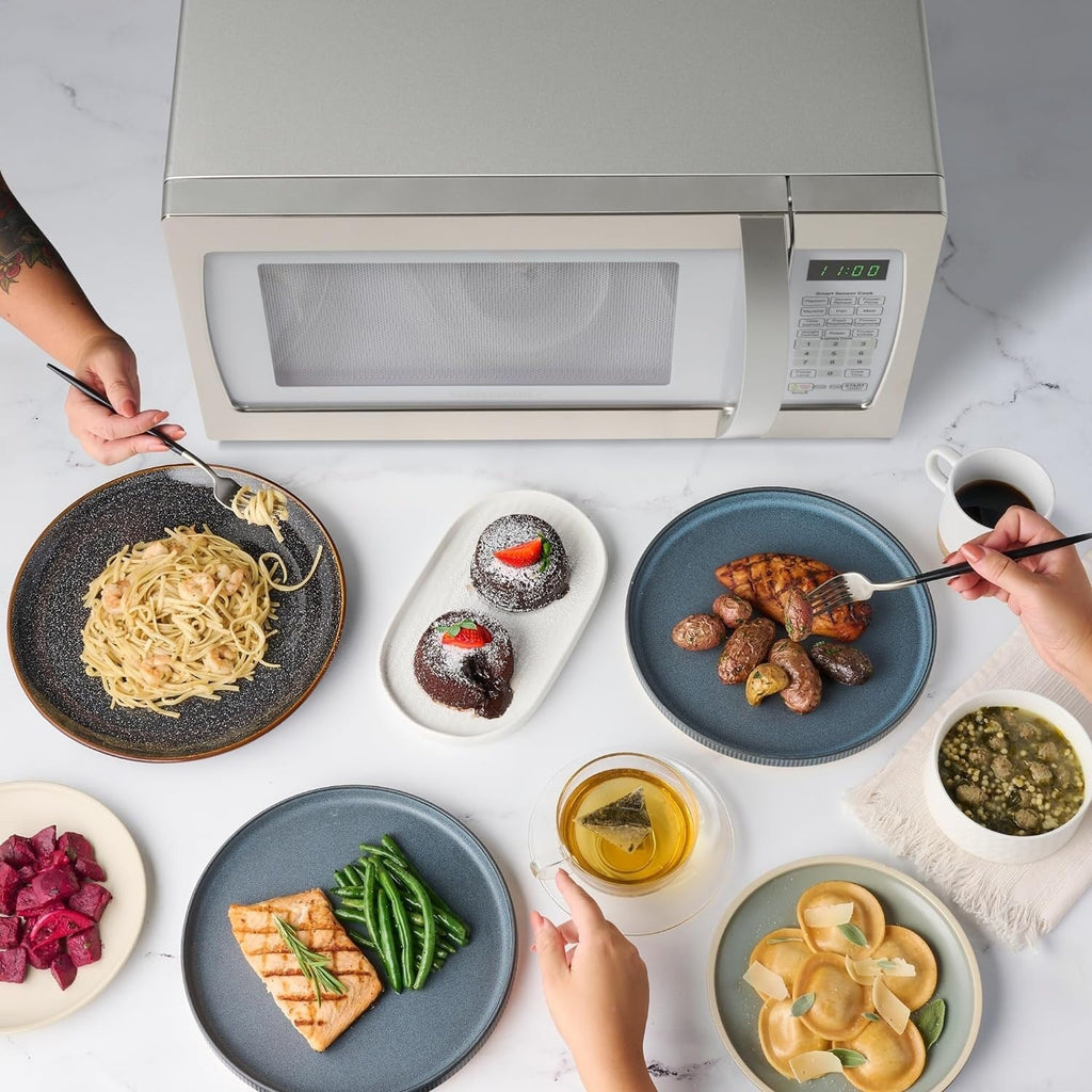 Four à micro-ondes Farberware Professional de 1,3 pi³ et 1 100 W avec cuisson par capteur intelligent, blanc et platine