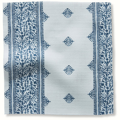 Pouf intérieur/extérieur en tissu Peter Dunham Textiles Fez bleu sur blanc