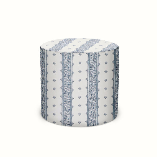 Pouf intérieur/extérieur en tissu Peter Dunham Textiles Fez bleu sur blanc