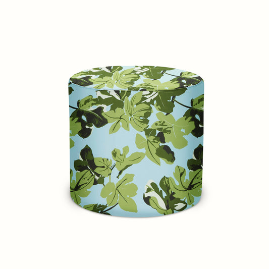 Pouf intérieur/extérieur en Peter Dunham Textiles Fig Leaf Original sur fond bleu
